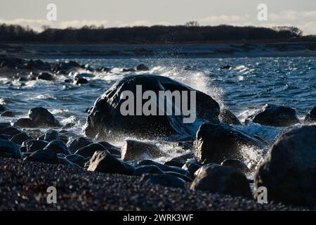 WELLEN KRACHEN AUF Einem GROSSEN EISFELSEN, der OSTSEE: Stürmische Wellen krachen auf einem großen Eisfelsen ab, der aus der letzten Eiszeit übrig geblieben ist, an einem Strand auf Jurmo, einer kleinen Insel im Turku-Archipel, vor der Südwestküste Finnlands. Foto: Rob Watkins. INFO: Jurmo hat eine Bevölkerung von etwa 50 Einwohnern und ist bekannt für sein raues Gelände, seine malerische Landschaft und seine einzigartige Flora und Fauna. Jurmo ist der letzte oberirdische Teil des eiszeitlichen geologischen Salpausselkä-Gebirgssystems, das Finnland durchquert. Stockfoto