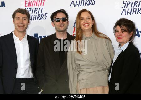 LOS ANGELES – 25. Februar: David Thion, Arthur Harari, Justine Triet, Marie-Ange Luciani bei den Film Independent Spirit Awards 2024 on the Beach am Februar Stockfoto