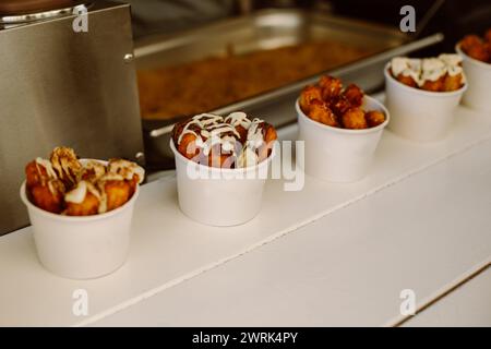 Köstliche Churros mit Sahne und Schokolade in einem Straßencafé. Süßes spanisches Straßenessen. Stockfoto