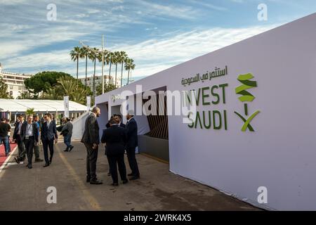 Cannes, Frankreich. März 2024. Außenansicht des Neom-Stands von Invest Saudi auf der MIPIM-Messe in Cannes, Frankreich am 12. März 2024. Foto: Laurent Coust/ABACAPRESS.COM Credit: Abaca Press/Alamy Live News Stockfoto