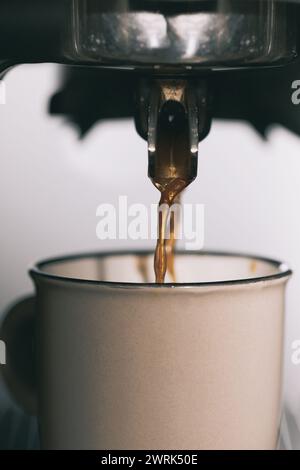 Einzelheiten zur Zubereitung mehrerer Espresso-Kaffeegetränke Stockfoto