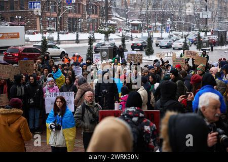 Eine große Gruppe ukrainischer Aktivisten versammelte sich vor dem Stadtverwaltungsbüro, um gegen Korruption zu protestieren. Kiew - 10. Februar 2024 Stockfoto