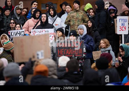 Eine große Gruppe ukrainischer Aktivisten demonstrierte vom stadtrat mit Spruchbändern „Geld auf Armee“. Kiew - 10. Februar 2024 Stockfoto