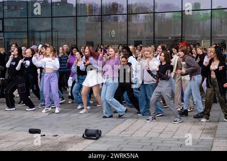 KPOP RANDOM PLAY DANCE BATTLE, HELSINKI: Eine große Gruppe von Teenagern nimmt am KPOP Random Play Dance Battle in Helsinki Central Library Oodi in Finnland Teil, Oktober 2022. Foto: Rob Watkins. INFO: K-POP Random Play Dance Battles sind beliebte Herausforderungen, bei denen die Teilnehmer zu zufälligen K-Pop-Songs tanzen müssen. Diese Veranstaltungen, die oft in Tanzstudios oder online stattfinden, testen das Wissen und die Fähigkeiten der Tänzer bei der Durchführung von Choreografien verschiedener K-Pop-Gruppen und fördern so einen Freundschaftswettbewerb. Stockfoto