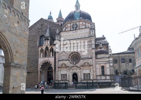 Lombardische romanische Basilika di Santa Maria Maggiore (Basilika St. Mary Major) aus dem 12. Jahrhundert und der italienischen Renaissance Cappella Colleoni (Colleoni Stockfoto