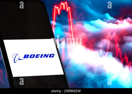 Das Logo von Boeing ist im Vordergrund scharf, während das Aktiendiagramm in den Wolken im Hintergrund unscharf ist. Stockfoto