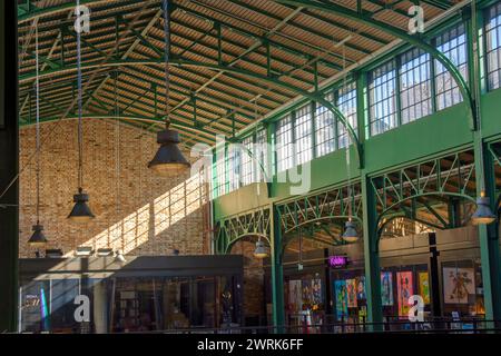 Modernes Interieur des neu aufgebauten Einkaufszentrums'Koszyki'at Koszykowa Straße im Zentrum von Warschau - ein Ort für Geschäfte, Boutiquen und Restaurants. Stockfoto