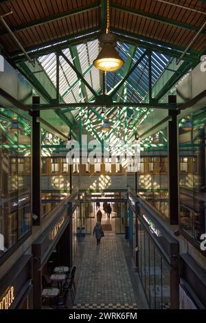 Modernes Interieur des neu aufgebauten Einkaufszentrums'Koszyki'at Koszykowa Straße im Zentrum von Warschau - ein Ort für Geschäfte, Boutiquen und Restaurants. Stockfoto