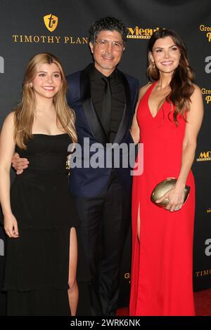 LOS ANGELES - 9. Februar: Estela Ines Monteverde, Alejandro Gomez Monteverde, Ali Landry bei den Movieguide Awards 2024 im Avalon Hollywood im Februar Stockfoto