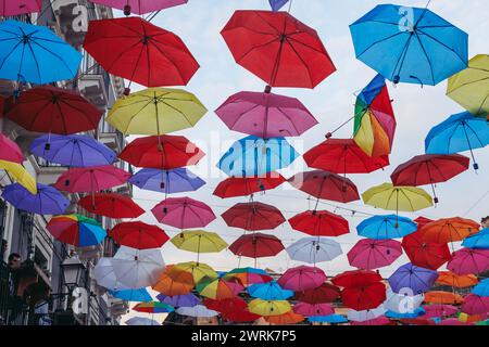 Bunte Sonnenschirme über der Straße in der Gegend des Lebensmittelmarktes und La Pescheria Fischmarkt in der Altstadt von Catania, Sizilien, Italien Stockfoto