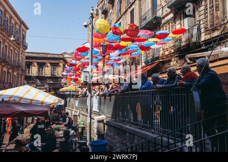 Menschen auf dem La Pescheria Fischmarkt in Catania auf der Insel Sizilien, Italien Stockfoto