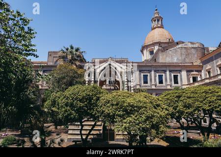 Einer im Innenhof der Universität von Catania - Abteilung für Humanwissenschaften, ehemaliges Benediktinerkloster in Catania Stadt auf der Insel Sizilien, Italien Stockfoto