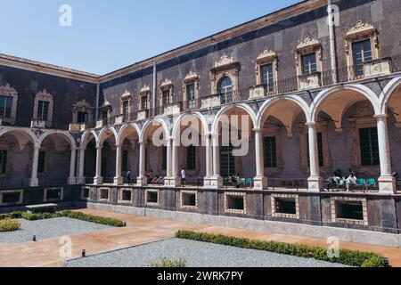 Universität Catania - Abteilung für Humanwissenschaften, ehemaliges Kloster San Nicolo l'Arena in Catania, Sizilien, Italien Stockfoto