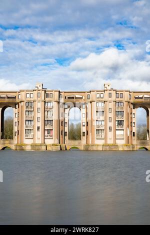 Langzeitbelichtung des Wohnkomplexes „Les Arcades du Lac“, entworfen vom Architekten Ricardo Bofill in Montigny-le-Bretonne Stockfoto