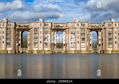 Langzeitbelichtung des Wohnkomplexes „Les Arcades du Lac“, entworfen vom Architekten Ricardo Bofill in Montigny-le-Bretonne Stockfoto