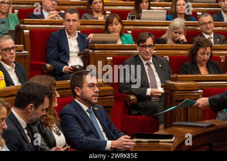 Der Vorsitzende der Fraktion "Junts", Albert Batet, reicht erneut seine Hand aus, um mit Esquerra über den Haushalt der Generalitat zu verhandeln, unter der Bedingung, dass neben anderen Anträgen die Erbschaftssteuer abgeschafft wird. Die Fraktion hat jedoch eine vollständige Änderung der Haushaltspläne vorgelegt, über die heute im katalanischen parlament abgestimmt wird. El presidente del grupo parlamentario 'Junts', Albert Batet, vuelve a extender la mano para negociar los presupuestos de la Generalitat con Esquerra, con la condición de que se elimine el impuesto de sucesiones entre otras peticione Stockfoto