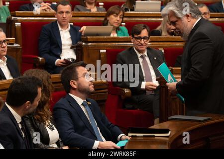 Der Vorsitzende der Fraktion "Junts", Albert Batet, reicht erneut seine Hand aus, um mit Esquerra über den Haushalt der Generalitat zu verhandeln, unter der Bedingung, dass neben anderen Anträgen die Erbschaftssteuer abgeschafft wird. Die Fraktion hat jedoch eine vollständige Änderung der Haushaltspläne vorgelegt, über die heute im katalanischen parlament abgestimmt wird. El presidente del grupo parlamentario 'Junts', Albert Batet, vuelve a extender la mano para negociar los presupuestos de la Generalitat con Esquerra, con la condición de que se elimine el impuesto de sucesiones entre otras peticione Stockfoto