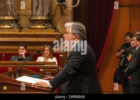 Der Vorsitzende der Fraktion "Junts", Albert Batet, reicht erneut seine Hand aus, um mit Esquerra über den Haushalt der Generalitat zu verhandeln, unter der Bedingung, dass neben anderen Anträgen die Erbschaftssteuer abgeschafft wird. Die Fraktion hat jedoch eine vollständige Änderung der Haushaltspläne vorgelegt, über die heute im katalanischen parlament abgestimmt wird. El presidente del grupo parlamentario 'Junts', Albert Batet, vuelve a extender la mano para negociar los presupuestos de la Generalitat con Esquerra, con la condición de que se elimine el impuesto de sucesiones entre otras peticione Stockfoto