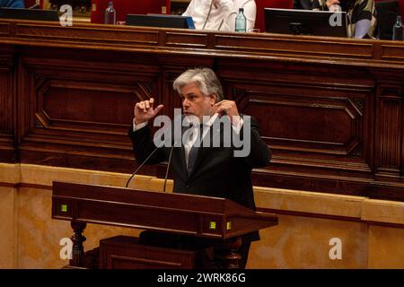 Der Vorsitzende der Fraktion "Junts", Albert Batet, reicht erneut seine Hand aus, um mit Esquerra über den Haushalt der Generalitat zu verhandeln, unter der Bedingung, dass neben anderen Anträgen die Erbschaftssteuer abgeschafft wird. Die Fraktion hat jedoch eine vollständige Änderung der Haushaltspläne vorgelegt, über die heute im katalanischen parlament abgestimmt wird. El presidente del grupo parlamentario 'Junts', Albert Batet, vuelve a extender la mano para negociar los presupuestos de la Generalitat con Esquerra, con la condición de que se elimine el impuesto de sucesiones entre otras peticione Stockfoto