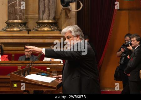 Der Vorsitzende der Fraktion "Junts", Albert Batet, reicht erneut seine Hand aus, um mit Esquerra über den Haushalt der Generalitat zu verhandeln, unter der Bedingung, dass neben anderen Anträgen die Erbschaftssteuer abgeschafft wird. Die Fraktion hat jedoch eine vollständige Änderung der Haushaltspläne vorgelegt, über die heute im katalanischen parlament abgestimmt wird. El presidente del grupo parlamentario 'Junts', Albert Batet, vuelve a extender la mano para negociar los presupuestos de la Generalitat con Esquerra, con la condición de que se elimine el impuesto de sucesiones entre otras peticione Stockfoto