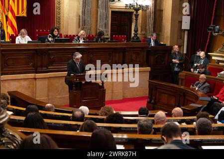 Der Vorsitzende der Fraktion "Junts", Albert Batet, reicht erneut seine Hand aus, um mit Esquerra über den Haushalt der Generalitat zu verhandeln, unter der Bedingung, dass neben anderen Anträgen die Erbschaftssteuer abgeschafft wird. Die Fraktion hat jedoch eine vollständige Änderung der Haushaltspläne vorgelegt, über die heute im katalanischen parlament abgestimmt wird. El presidente del grupo parlamentario 'Junts', Albert Batet, vuelve a extender la mano para negociar los presupuestos de la Generalitat con Esquerra, con la condición de que se elimine el impuesto de sucesiones entre otras peticione Stockfoto