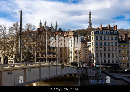 Tour Métallique et Basilique de Fourvière depuis les quais de Saône à Lyon Stockfoto