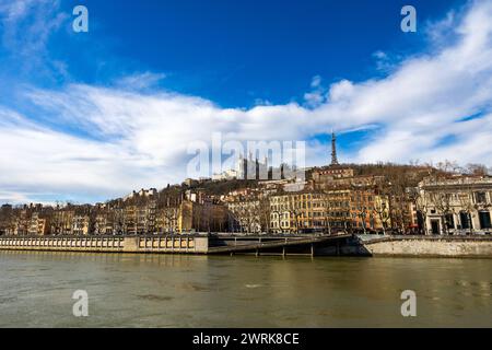 Tour Métallique et Basilique de Fourvière depuis les quais de Saône à Lyon Stockfoto