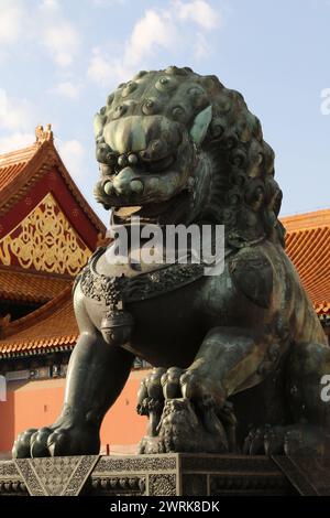 Bronzener chinesischer Löwenhund alias Foo Dog in der verbotenen Stadt peking china Stockfoto
