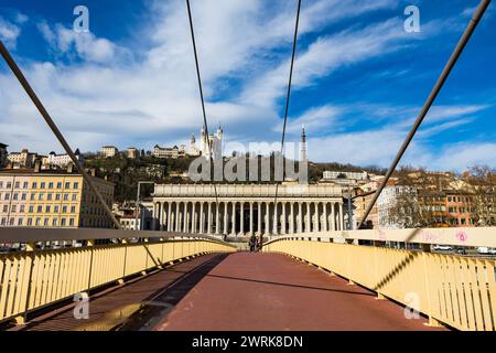 Palais de Justice historique de Lyon et ses 24 colonnes au pied de la Colline de Fourvière avec sa Basilique et sa Tour métallique Stockfoto