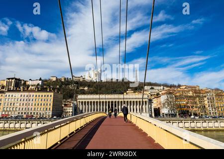 Palais de Justice historique de Lyon et ses 24 colonnes au pied de la Colline de Fourvière avec sa Basilique et sa Tour métallique Stockfoto