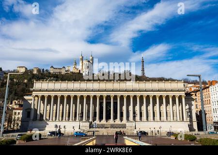 Palais de Justice historique de Lyon et ses 24 colonnes au pied de la Colline de Fourvière avec sa Basilique et sa Tour métallique Stockfoto