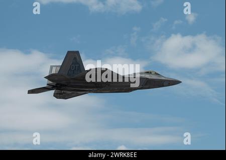 Ein F-22 Raptor II Jagdjet der 422nd Test and Evaluation Squadron (TES) startet für eine Mission auf der Nellis Air Force Base in Nevada Stockfoto