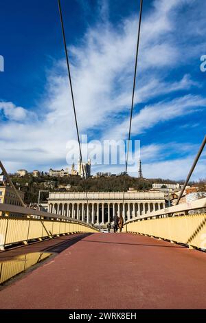 Palais de Justice historique de Lyon et ses 24 colonnes au pied de la Colline de Fourvière avec sa Basilique et sa Tour métallique Stockfoto