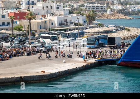 Touristen, die an Bord des Schiffes der Blue Star Ferries gehen, griechische Passagiertransportgesellschaft, die Fährverbindungen zwischen dem griechischen Festland und der AEG anbietet Stockfoto