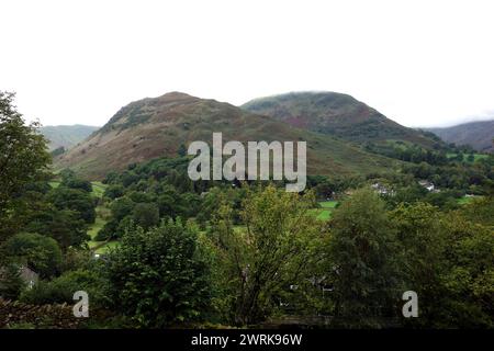 Die Wainwrights Arnison Crag & Birks vom Boredale Haus Path to Place fielen in Patterdale, Lake District National Park, Cumbria, England, Großbritannien. Stockfoto