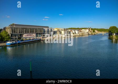 Melun - Frankreich - Juli 2023: Blick auf die Stadt Melun und seine Medienbibliothek in seine et Marne Stockfoto