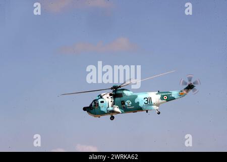 Undefiniert, Iran. März 2024. Die Islamische Republik Iran Navy Aviation SH-3 Sea King Militärhubschrauber, der während des "maritimen Sicherheitsgürtels 2024" zwischen Iran, Russland und China im Golf von Oman flog. Der Iran hat seine militärische Zusammenarbeit mit Peking und Moskau als Reaktion auf regionale Spannungen mit den Vereinigten Staaten intensiviert, unter anderem durch die Lieferung militärischer Drohnen an Russland, bevor die europäische Nation 2022 in die Ukraine einmarschierte. Die militärischen Aktivitäten -- die vom 11. Bis 15. März durchgeführt werden -- zielen auf die "gemeinsame Erhaltung der regionalen Sicherheit im Seeverkehr" ab. Stockfoto