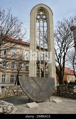 Bronzeguss des Krönungsmantels der ungarischen Könige vor der Kirche St. Maria Magdalena. Stockfoto