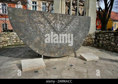 Bronzeguss des Krönungsmantels der ungarischen Könige vor der Kirche St. Maria Magdalena. Stockfoto