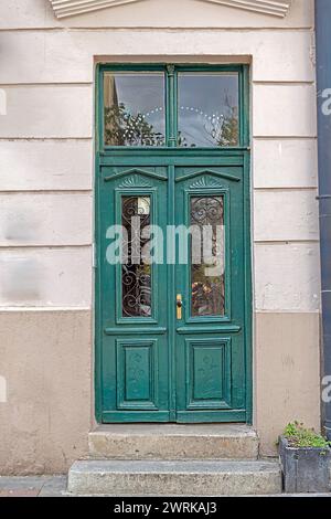 Im Retro-Stil geschlossene hölzerne Eingangstür draußen mit Steinmauerfassade Stockfoto