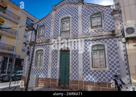 Gebäude mit Azulejo-Fassade an der Rua Bernardo Lopes Straße in Figueira da Foz, Bezirk Coimbra in Portugal Stockfoto