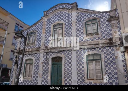 Gebäude mit Azulejo-Fassade an der Rua Bernardo Lopes Straße in Figueira da Foz, Bezirk Coimbra in Portugal Stockfoto