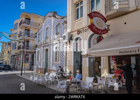 Gebäude mit Azulejo-Fassade an der Rua Bernardo Lopes Straße in Figueira da Foz, Bezirk Coimbra in Portugal Stockfoto