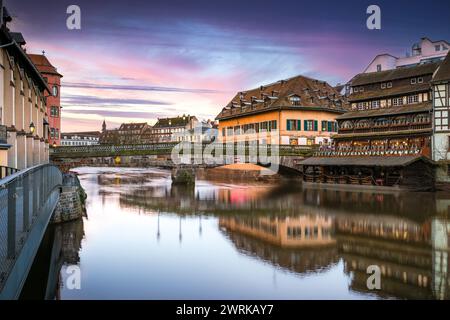 Le Petite France, Fluss, der durch die Stadt Straßburg fließt, neben den hohen Gebäuden Stockfoto