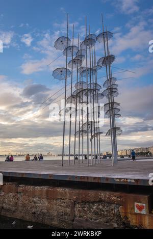 Die Schirmplastik von George Zongolopoulos in Thessaloniki, Griechenland Stockfoto