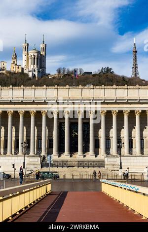 Palais de Justice historique de Lyon et ses 24 colonnes au pied de la Colline de Fourvière avec sa Basilique et sa Tour métallique Stockfoto