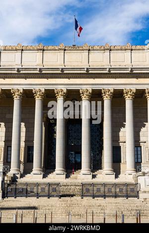 Fassade côté Saône, toute en colonnade, du Palais de Justice historique de Lyon Stockfoto