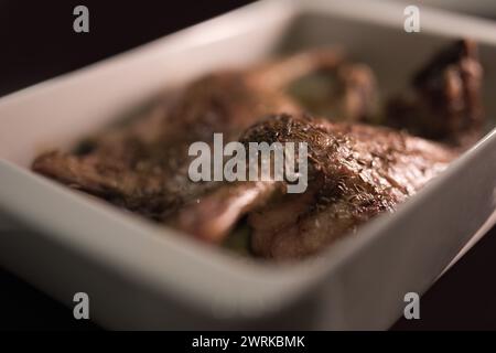 Gut gemacht frische Entenschenkel langsam im Ofen gebacken Stockfoto