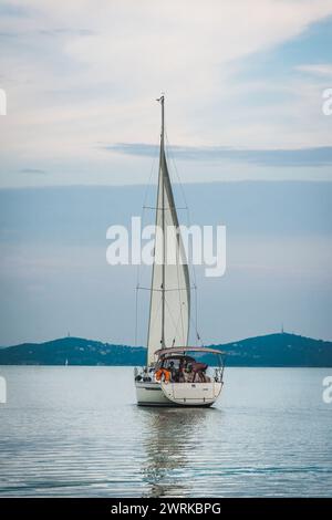 Segelboot auf dem Balaton Stockfoto