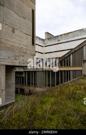 Vue extérieure de la partie centrale du Couvent Sainte-Marie de La Tourette, construit par l’architecte Le Corbusier et inscrit au patrimoine mondial Stockfoto